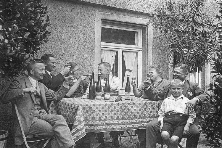 1930er Jahre Weinausschank in der Goldene Ente