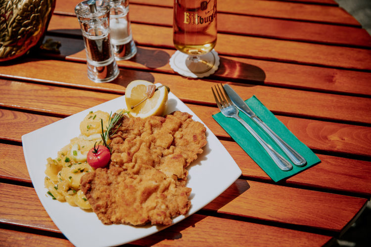 Kalbschnitzel mit hausgemachtem Kartoffelsalat