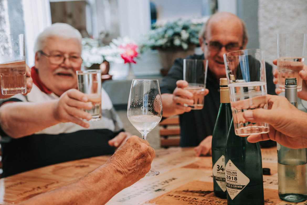 Gesellige Weinrunde im Gasthaus Goldene Ente